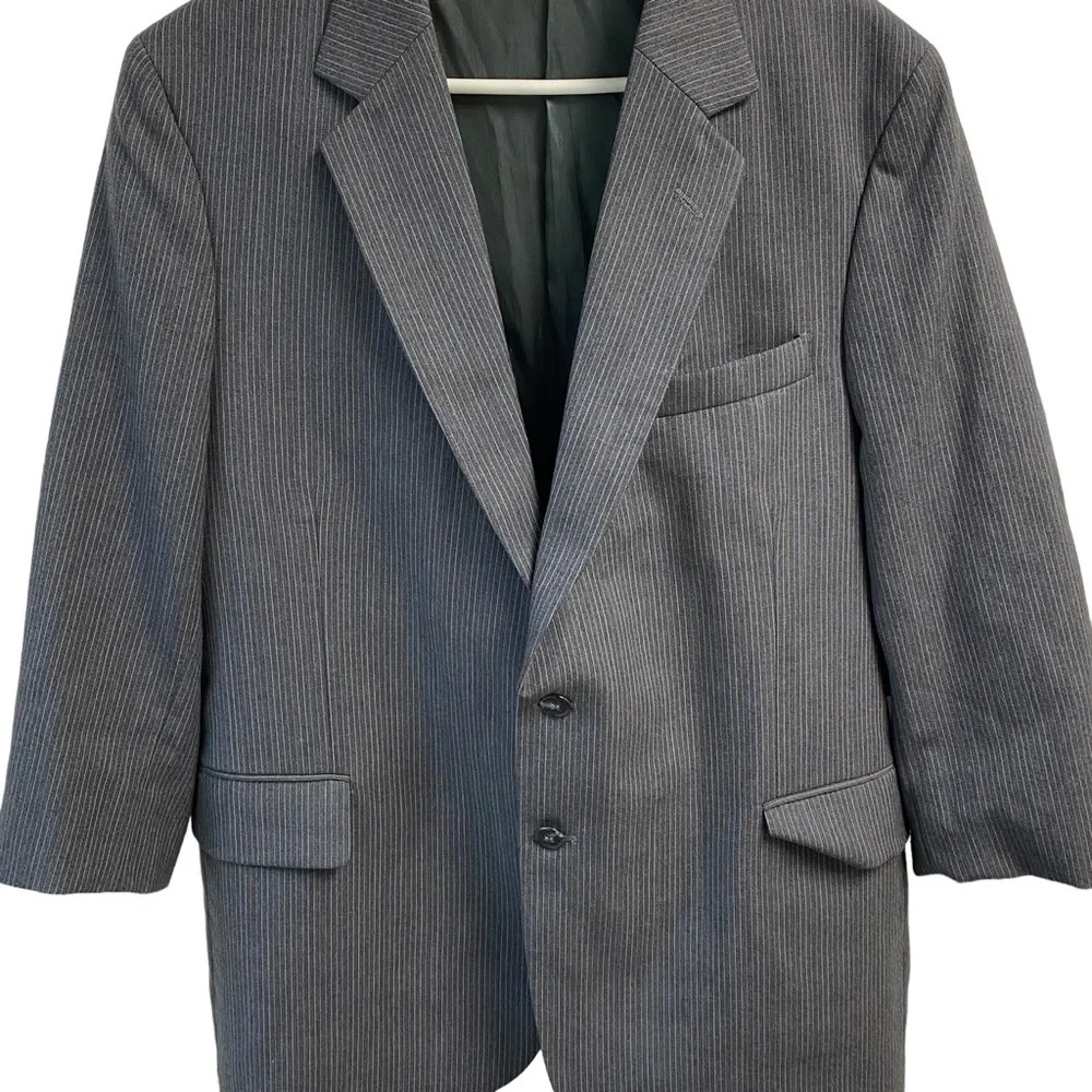 MENS Gray multicolored pinstriped sports jacket. Size 42R. 100% virgin‎ wool.